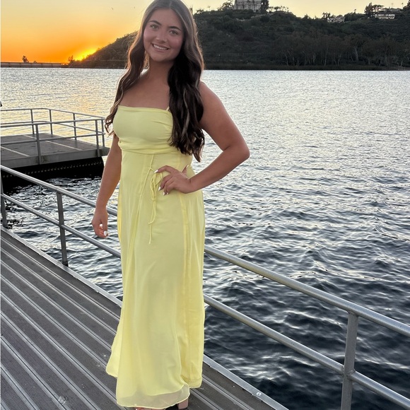 Long yellow dress! - Picture 2 of 3